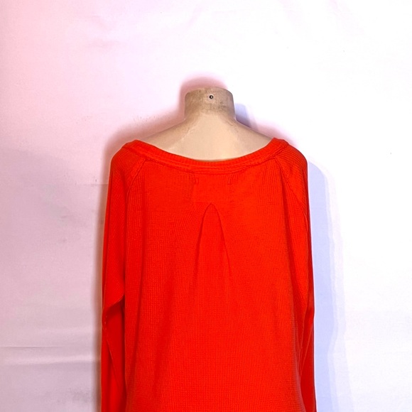 BRAND NEW FREE PEOPLE ORANGE LONG SLEEVE OVERSIZED THERMAL SHIRT SZ SMALL - Picture 5 of 6